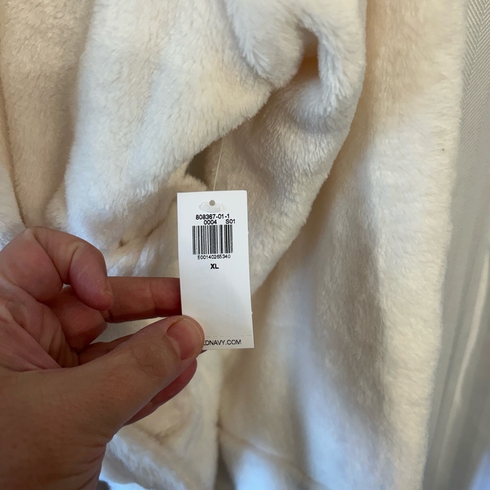 Old Navy Fluffy Robe - NWT - Picture 3 of 6